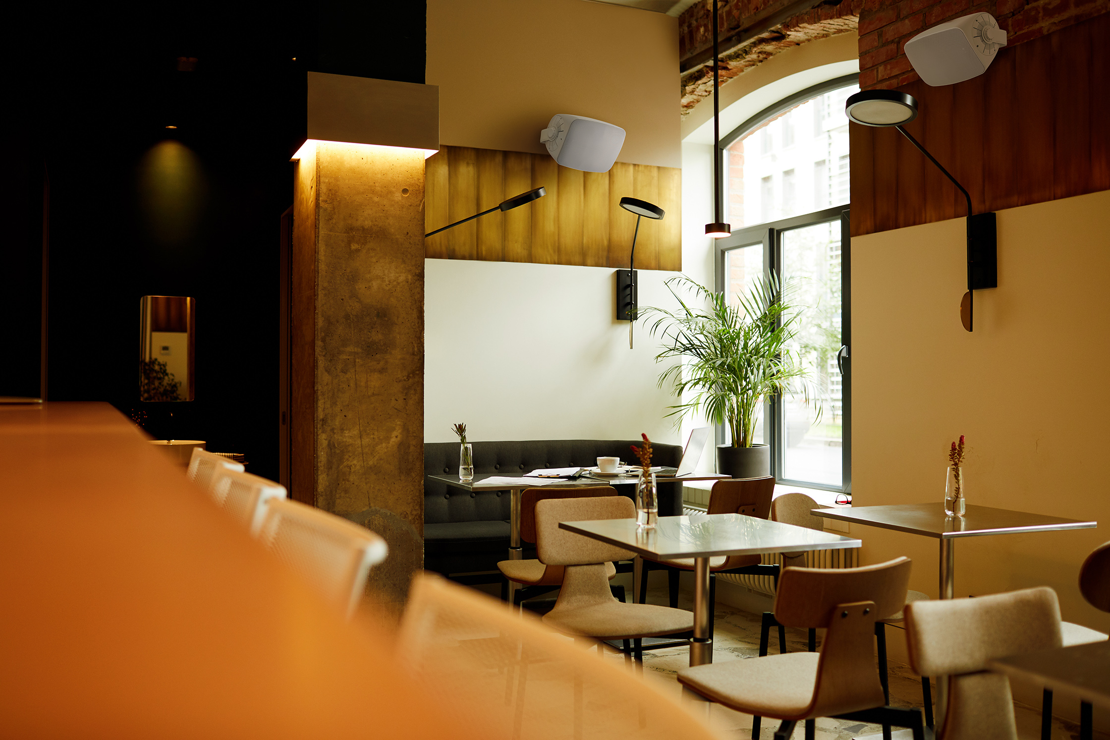Enceintes A-SP6T installées dans un restaurant